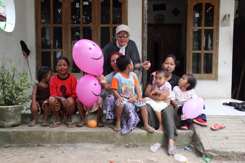 Ruedi and the village children, Java Indonesia.jpg - Indonesia Java. Ruedi and the village children